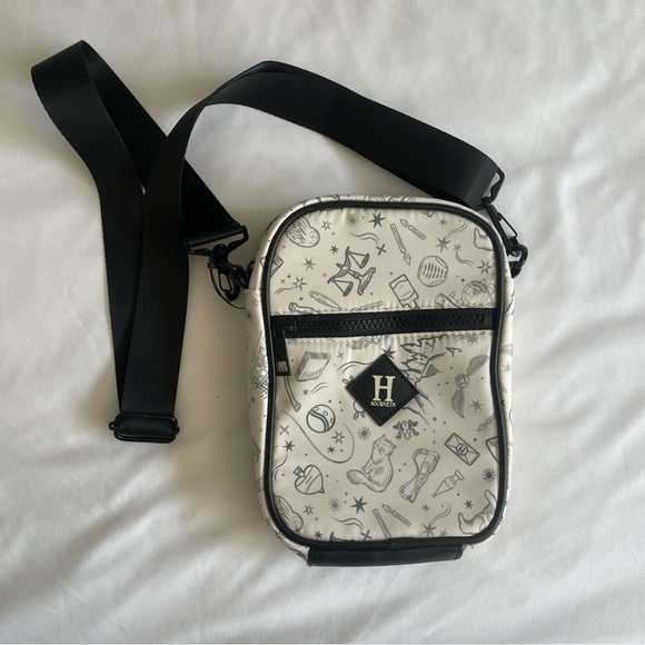 Harry Potter Hedwig Bioworld Passport Crossbody Adjustable Strap Bag - Picture 1 of 9